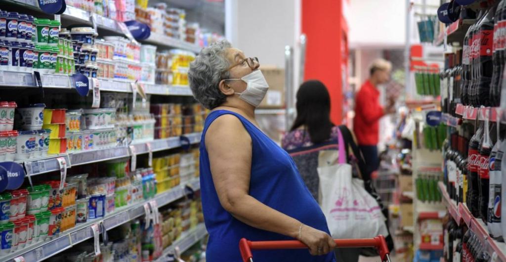 Personas hacen compras en un almacén en Buenos Aires