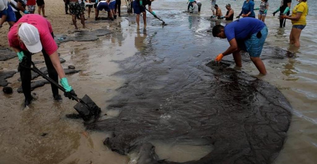 Derrame de crudo en playas de Brasil