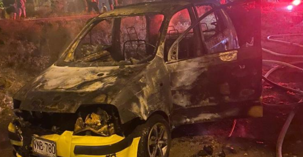 Taxi incinerado en Tuluá