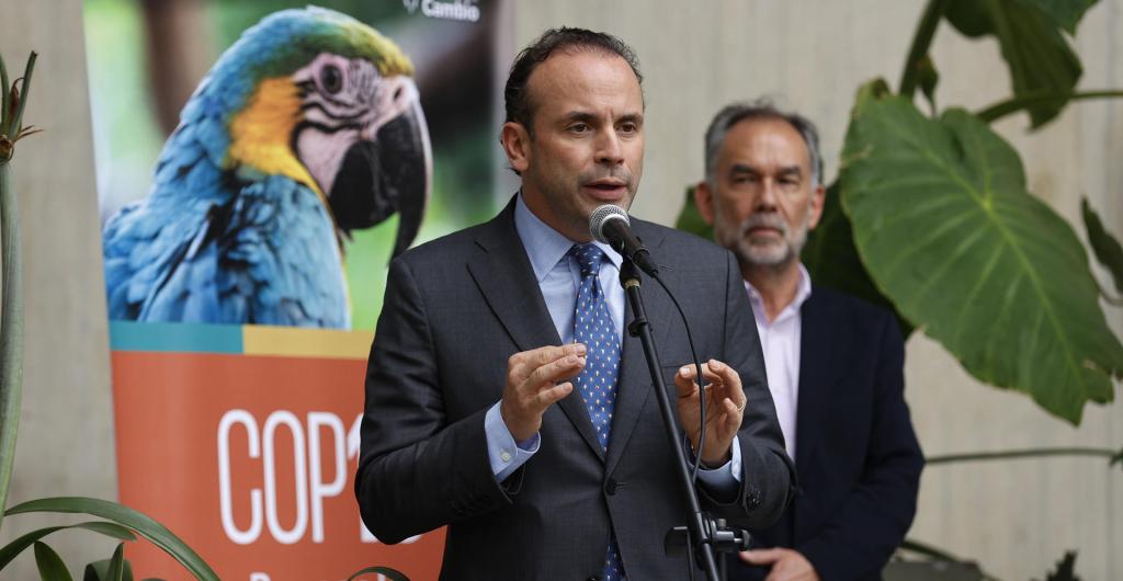 Alejandro Éder, alcalde de Cali, hablando sobre la COP16