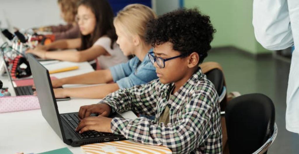 Niños usando computador