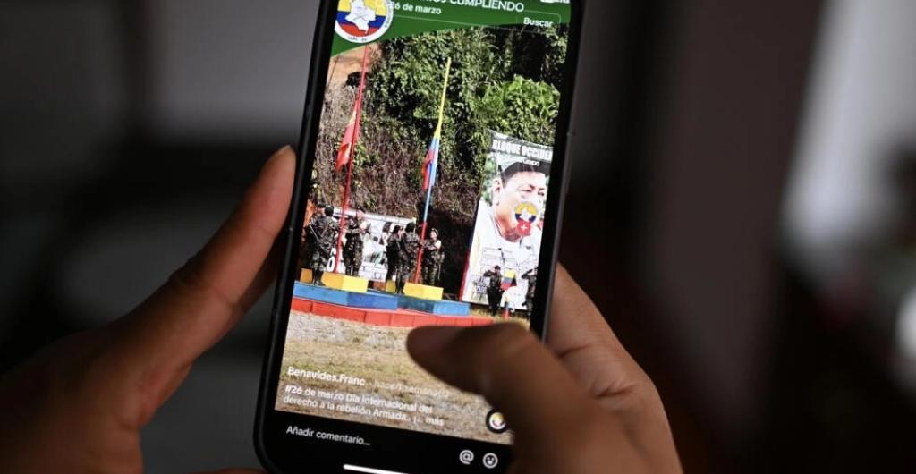 Mujer mirando una cuenta de Tik Tok del Frente Franco Benavides de la guerrilla disidente de las FARC