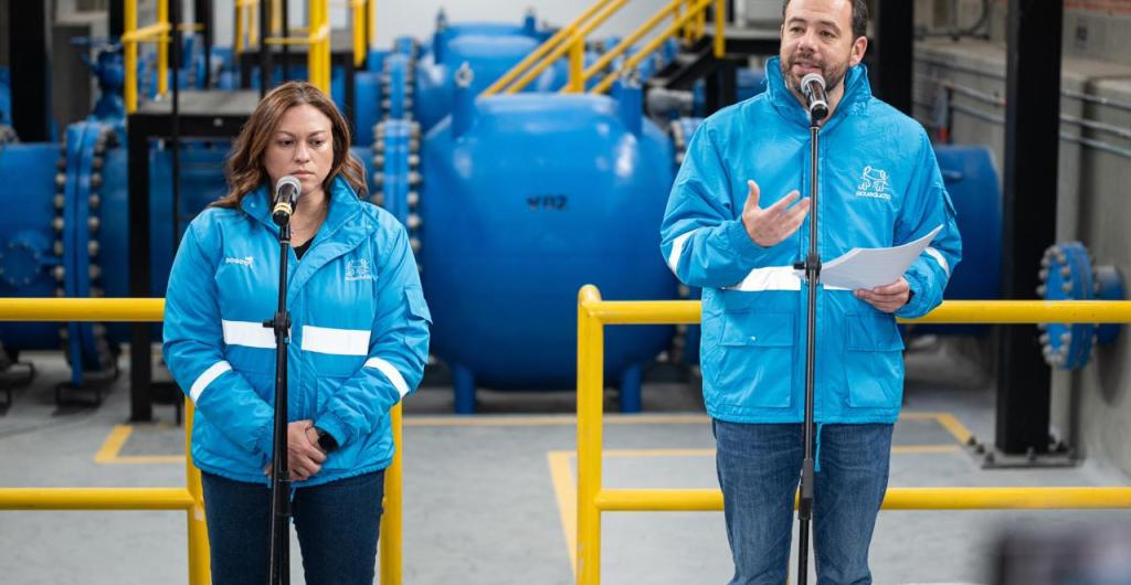 Alcalde de Bogotá, Carlos Fernando Galán, y la genrente de la Empresa de Acueducto y Alcantarillado de Bogotá, Natasha Avendaño