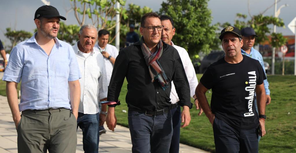 El alcalde de Barranquilla, Alejandro Char, hizo un recorrido con los empresarios por el Gran Malecón del río Magdalena.