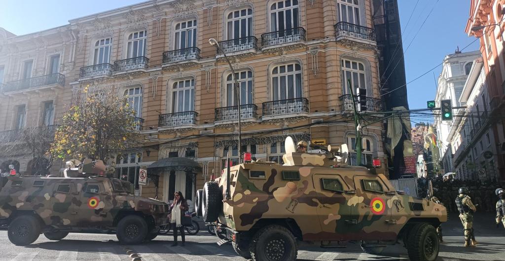 Tanques militares frente a la sede del Gobierno de Bolivia