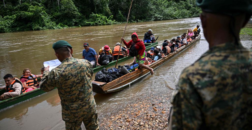 Migrantes cruzando el Darién