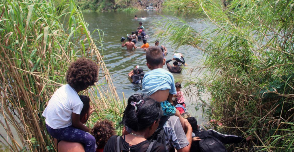 Migrantes cruzando el Darién