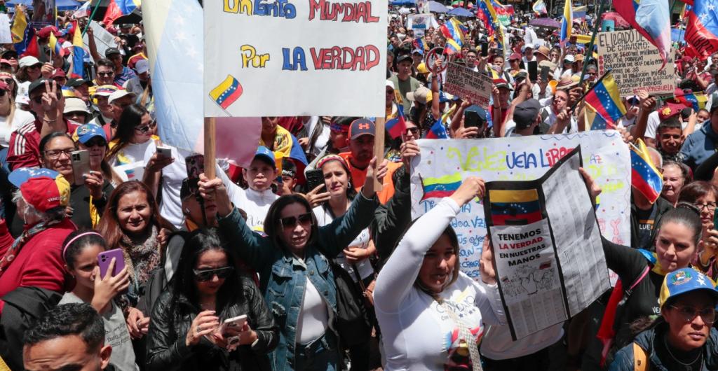 Venezolanos se concentran en Bogotá.