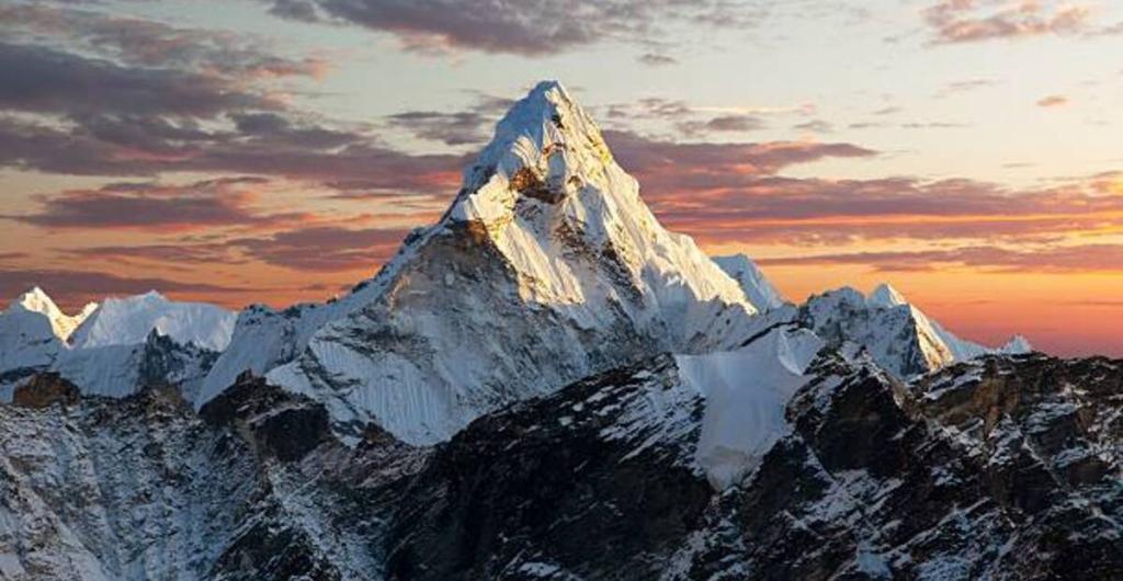 El Everest y el motivo por el cuál crece año a año