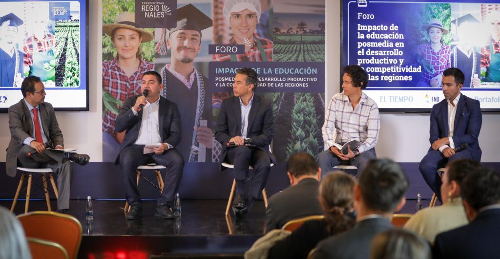 Tres ministros, tres mandatarios regionales y expertos dialogaron sobre cómo evitar que los jóvenes se queden sin educación después del colegio o tengan que emigrar.