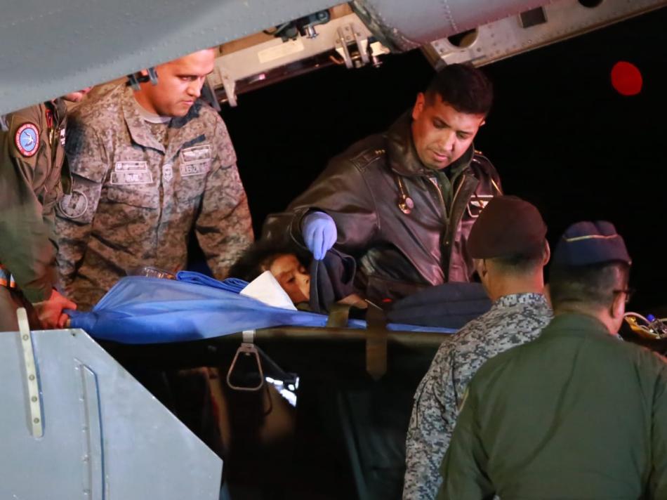 Los niños rescatados a su llegada al aeropuerto militar de Catam