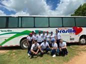 Con el bus consultorio de la Fundación Expreso Brasilia, los colaboradores participan como voluntarios en brigadas gratuitas de salud dirigidas a comunidades vulnerables.